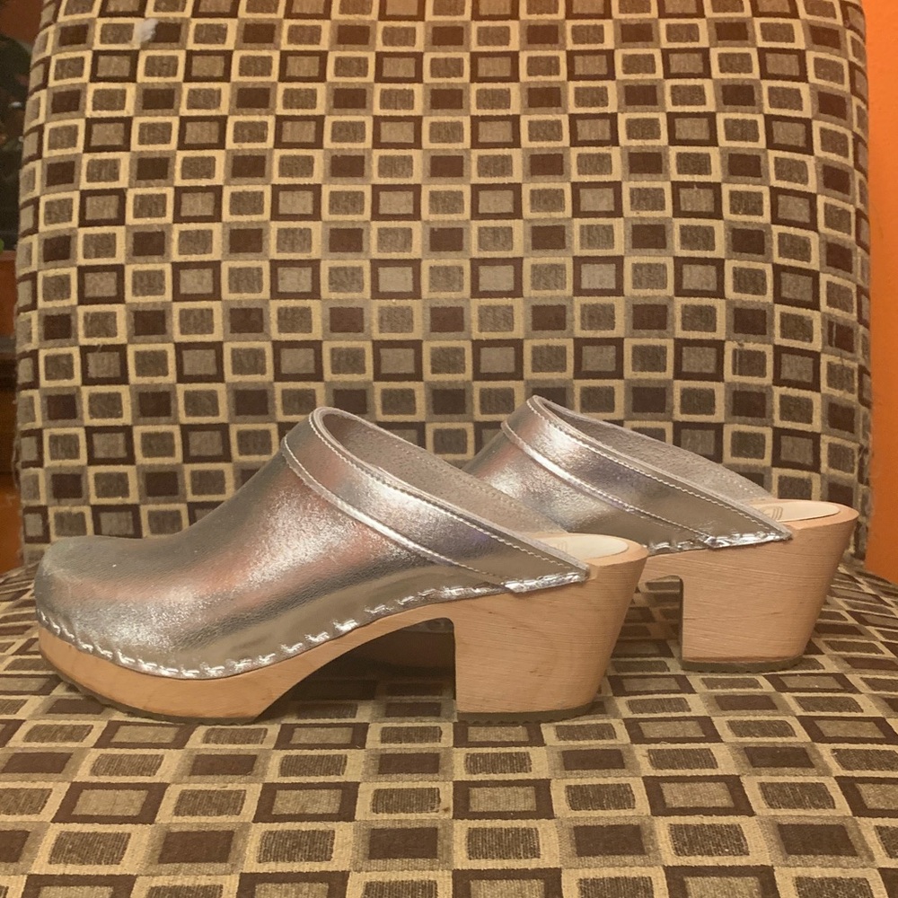 Sven Metallic Silver Women's Clogs